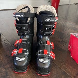 **SOLD ****. Nordica Ski Boots GPX Team